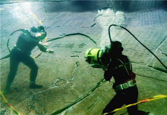 水下打捞潜水员背的气罐是纯氧的吗？